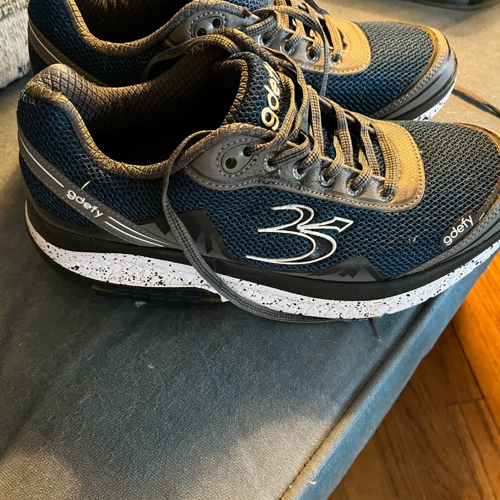 Men’s Gdefy corrective fit sneakers, size 9, worn 1x